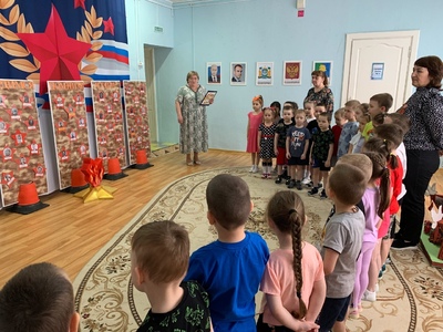 «Дорога памяти»
Воспитанники детского сада посетили галерею «Дорога памяти». Во время экскурсии дети познакомились с героическими страницами истории Великой Отечественной Войны, и узнали о том, как люди самоотверженно защищали свою Родину, как на фронте, так и в тылу. Особое место в галерее отведено нашим землякам, защищавшим нашу Родину во время Великой Отечественной Войны.