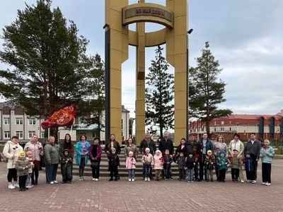«Возложение цветов к мемориалу воинской славы» Воспитанники детского сада и их родители совершили возложение цветов к мемориалу воинской славы. Дошколята возложили гвоздики к мемориалу и почтили память минутой молчания, отдали дань уважения всем солдатам, не вернувшимся с войны, всем кто погиб в боях и не дожил до сегодняшнего дня.