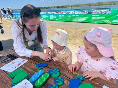 В этом году, в рамках празднования дня молодежи, педагоги МАДОУ «ЦРР – детский сад «Чебурашка» организовали серию мастер-классов: - Изготовление броши "Сердце Конды" из фетра. Участники, используя яркие кусочки фетра, создавали уникальные броши в форме сердца, что стало не только увлекательным занятием, но и способом выразить свои чувства. - "Азы гончарного ремесла". Этот мастер-класс открыл для участников удивительный мир гончарного искусства, которое имеет глубокие корни в истории и культуре