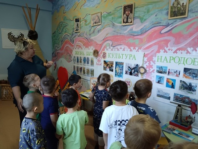 9 августа весь мир отмечает Международный день коренных народов. В рамках этого события воспитанники нашего детского сада посетили мини-музей "Моя Югра". Эта экскурсия стала для ребят настоящим путешествием в историю и культуру родного края. Здесь они узнали о традициях, быте, ремеслах коренных народов Югры. Более того, они смогли потрогать предметы быта и культуры. 