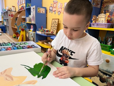 «Портрет Героя»
Искусство – это мощный инструмент, способный влиять на наше мировосприятие и понимание исторических событий. Воспитание личности, формирование гражданской позиции и патриотизма через искусство — это важная задача, которую решают не только школы и университеты, но и дошкольные образовательные учреждения.